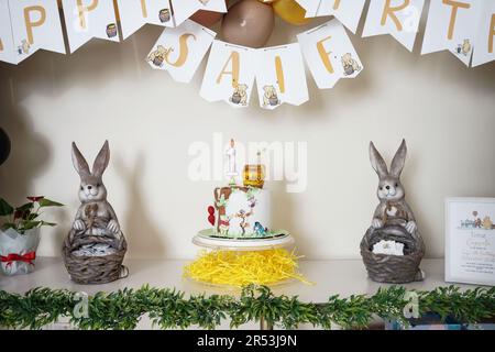 Spazio tema festa di compleanno bambini. Regalo e confezione regalo sul  camino con striscione e palloncino. Evento per bambini con astronauta,  razzo, pianeti Foto stock - Alamy