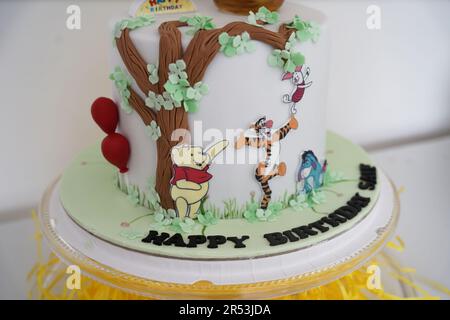 Winnie the Pooh torta di compleanno. Winnie the Pooh torta bianca di compleanno, una torta di compleanno bambino con dettagli sullo zucchero. Foto Stock