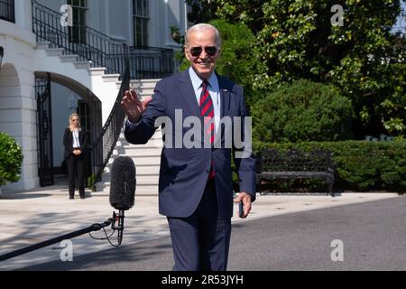 Washington, Stati Uniti. 31st maggio, 2023. Il presidente DEGLI STATI UNITI Joe Biden (R) si fa un'onda ai membri dei media mentre lascia il prato sud della Casa Bianca da Marine One, a Washignton, DC, USA, 31 maggio 2023. Biden si reca in Colorado per consegnare l'indirizzo di inizio all'accademia dell'aeronautica degli Stati Uniti. Credit: Sipa USA/Alamy Live News Foto Stock