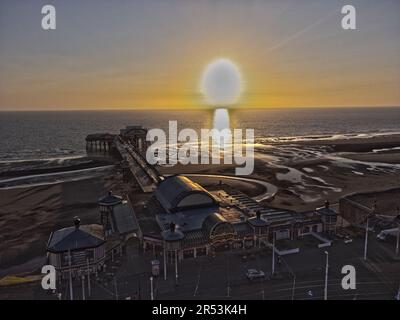 Blackpool North Pier al tramonto Foto Stock