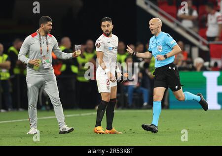 Budapest, Ungheria. 31st maggio, 2023. Un ufficiale di Siviglia mostra all'arbitro Anthony Taylor un bicchiere durante la finale della UEFA Europa League alla Puskas Arena, Budapest. Il credito di immagine dovrebbe essere: David Klein/Sportimage Credit: Sportimage Ltd/Alamy Live News Foto Stock