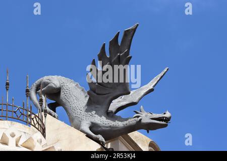 Uno dei quattro draghi sul tetto della Casa dei Dragoni, un edificio storico a Ceuta, Spagna. Originariamente bronzo, oggi sono repliche GRP. Foto Stock