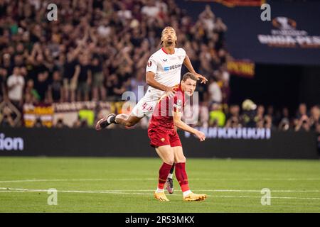 Budapest, Ungheria. 31st maggio, 2023. Loic Bade (44) del Sevilla FC e Andrea Belotti (11) di Roma visto durante la finale della UEFA Europa League tra Siviglia e Roma alla Puskas Arena in Ungheria. (Photo Credit: Gonzales Photo/Alamy Live News Foto Stock