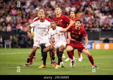 Budapest, Ungheria. 31st maggio, 2023. Fernando (20) del Sevilla FC e Nemanja Matic (8) di Roma visto durante la finale della UEFA Europa League tra Siviglia e Roma alla Puskas Arena in Ungheria. (Photo Credit: Gonzales Photo/Alamy Live News Foto Stock