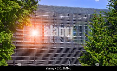 Facciata metallica dell'edificio. Dettagli della facciata in alluminio e dei pannelli in alluminio dell'edificio. Pannelli di telaio in acciaio per rivestimento. Foto Stock