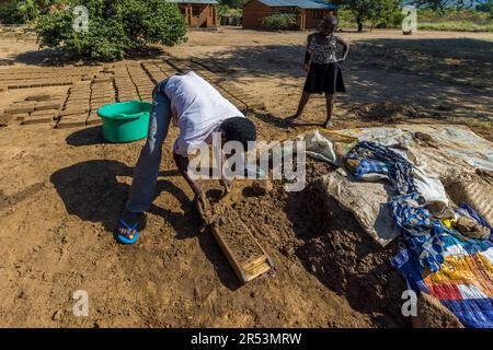 In molti villaggi del Malawi, i mattoni per le case sono formati da argilla e cotti con fuoco di legno. Monkey Bay, Malawi Foto Stock