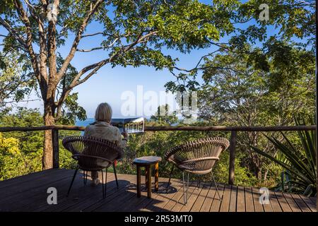 Terrazza con vista sul Lago Malawi, villa ospite di Pumulani Lodge, Robin Papa Safaris, sulle rive del Lago Malawi, Capo Maclear, nel Parco Nazionale del Lago Malawi. Kasankha, Malawi Foto Stock