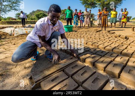 In molti villaggi del Malawi, i mattoni per le case sono formati da argilla e cotti con fuoco di legno. Monkey Bay, Malawi Foto Stock