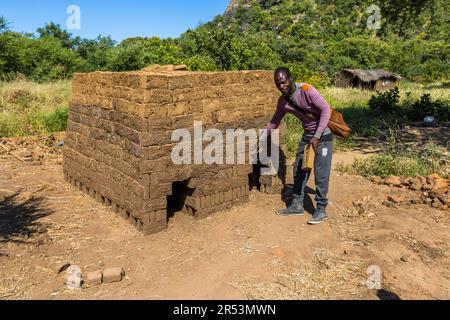 In molti villaggi del Malawi, i mattoni per le case sono formati da argilla e cotti con fuoco di legno. Monkey Bay, Malawi Foto Stock