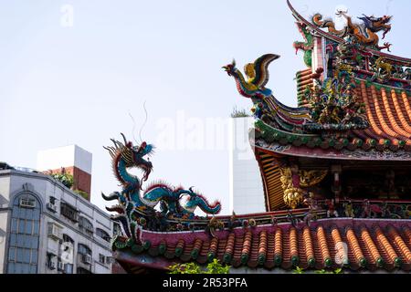 Dettagli sul tetto del Tempio di Mengjia Longshan a Wanhua (Taipei/Taiwan) Foto Stock