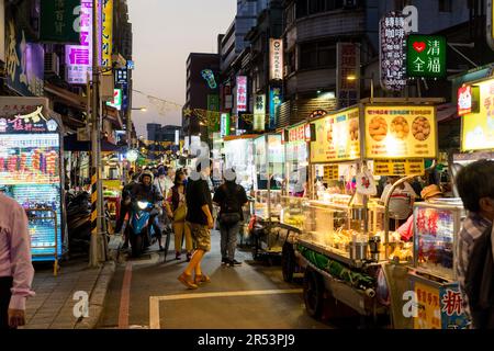 Vivace vita al mercato Notturno di Guangzhou Street nel quartiere di Wanhua (Taipei/Taiwan) Foto Stock