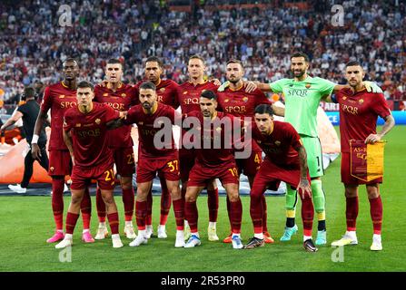 Il Tammy Abraham di Roma, Gianluca Mancini, Chris Smalling, Nemanja Matic, Bryan Cristante, Rui Patricio, Lorenzo Pellegrini, Paulo Dybala, Leonardo Spinazzola, Mehmet Zeki Celik e Roger Ibanez si schierano per una foto di squadra sul campo in vista della finale della UEFA Europa League alla Puskas Arena di Budapest. Data immagine: Mercoledì 31 maggio 2023. Foto Stock