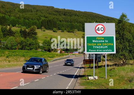 Cielo blu chiaro e sole brillante a Tyndrum, auto sulla strada A82 Tyndrum, Scozia Foto Stock