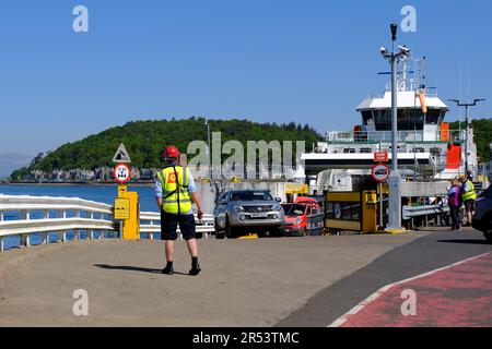 Terminal dei traghetti di Oban con auto che sbarcano da MV Loch Frisa, Oban, Scozia Foto Stock