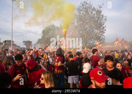 Roma, Italia. 31st maggio, 2023. Una bambina tiene una bomba fumogena vicino allo Stadio Olimpico in occasione della finale di calcio della UEFA Europa League che si tiene a Budapest, Molti COME i fan di Roma Calcio che non sono stati in grado di acquistare un biglietto per la finale vanno allo Stadio Olimpico di Roma, dove sono stati installati alcuni schermi giganti, cantando cori e portando striscioni e bandiere. (Foto di Matteo Nardone/Pacific Press/Sipa USA) Credit: Sipa USA/Alamy Live News Foto Stock