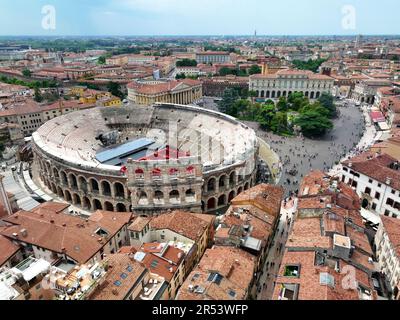 Veduta aerea di Verona con l'Arena di Verona al centro. Veneto, Italia Foto Stock