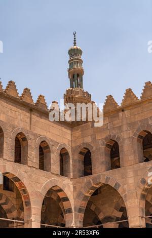 Vista ravvicinata dell'antica architettura delle vecchie moschee del cairo Foto Stock