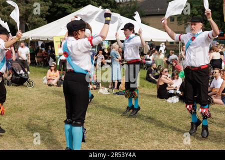 Musica folk, balli di zoccoli, ballerini Morris - scene colorate dal Chippenham Folk Festival in una giornata di sole a Island Park e Borough Parade, Wiltshire Foto Stock