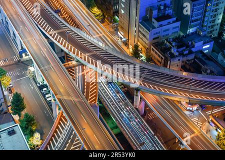 Osaka, paesaggio urbano giapponese al crepuscolo. Foto Stock