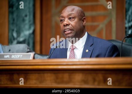 Washington, Stato di Vereinigte. 31st maggio, 2023. Il senatore degli Stati Uniti Tim Scott (repubblicano della Carolina del Sud), membro della classifica, Commissione del Senato degli Stati Uniti per le banche, gli alloggi e gli affari urbani, interroga il panel durante un'audizione della Commissione del Senato su banche, alloggi e affari urbani per esaminare la lotta contro la Cina, concentrandosi sul progresso della sicurezza nazionale degli Stati Uniti, della sicurezza economica, E la politica estera, nel Dirksen Senate Office Building, a Washington, DC, mercoledì 31 maggio, 2023. Credit: Rod Lammey/CNP/dpa/Alamy Live News Foto Stock