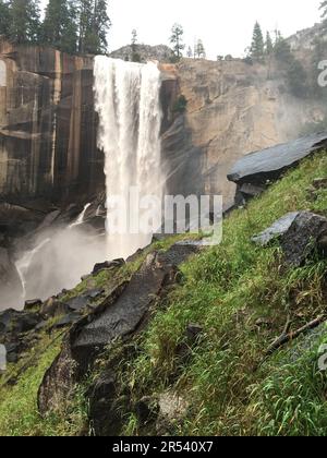 La nebbia delle Vernal Falls sorvola la collina, trasformando le rocce in un paesaggio lussureggiante nel Parco Nazionale di Yosemite Foto Stock