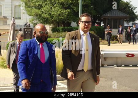 Washington, DC, Stati Uniti. 31 maggio 2023. George Santos (R-NY) esce dagli Stati Uniti Dopo un voto procedurale sull’accordo sul tetto del debito Biden-McCarthy. Credit: Philip Yabut/Alamy Live News Foto Stock