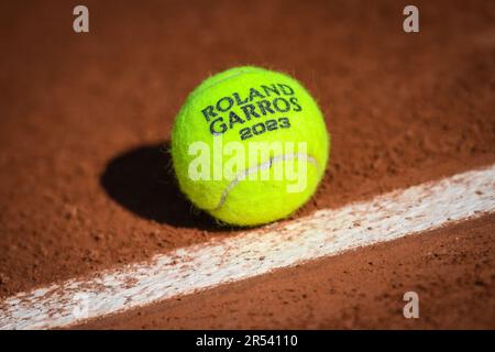 Parigi, Francia. 26th maggio, 2023. Illustrazione della palla ufficiale durante Roland-Garros 2023, torneo di tennis Grand Slam, Anteprime il 26 maggio 2023 allo stadio Roland-Garros a Parigi, Francia - Foto Matthieu Mirville/DPPI Credit: DPPI Media/Alamy Live News Foto Stock