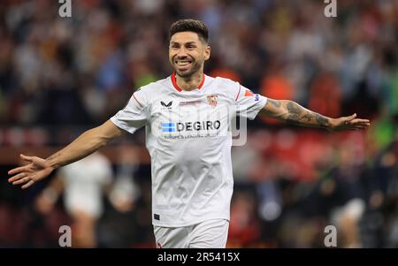 Budapest, 31 maggio 2023. Gonzalo Montiel del Sevilla FC celebra il punteggio vincendo la penalità nella sparatoria di rigore durante il Budapest, 31 maggio 2023. UEFA Europa League finale di calcio tra Sevilla FC e AS Roma allo stadio Puskás Aréna di Budapest, il 31 maggio 2023. Photo by, Kredit: Gabriella Barbara, Alamy Live News Foto Stock