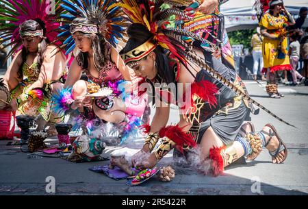 Foto del Festival di Floricanto Foto di una danzatrice Danza Azteca Ocelotecame e Calmecac accende una pentola per una danza a quattro direzioni. Foto Stock