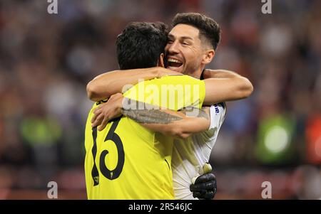 Puskás Aréna, UNGHERIA - 31 MAGGIO: Gonzalo Montiel di Siviglia festeggia con il compagno di squadra e portiere Yassine Bounou dopo la vittoria della finale di calcio della UEFA Europa League tra il Sevilla FC e AS Roma allo stadio Puskás Aréna di Budapest, il 31 maggio 2023. Photo by, Kredit: Gabriella Barbara, Alamy Live News Foto Stock