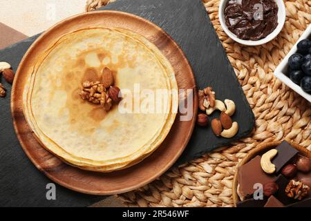 Deliziose crepes con noci e cioccolato sul tavolo, piatto Foto Stock