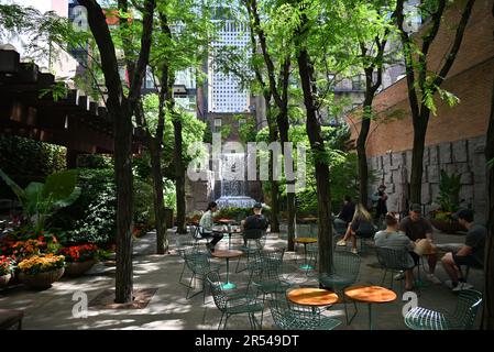 Il Greenacre Park è un giardino murato gestito dalla Sinagoga di Sutton Place e aperto al pubblico a New York City. Foto Stock