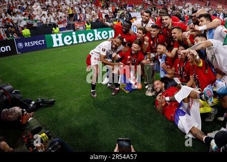 Sevilla, Spagna. 31st maggio, 2023. I giocatori di Siviglia con il trofeo durante la partita della UEFA Europa League, finale tra il Sevilla FC e l'AC Roma hanno giocato allo stadio Puskas Arena il 31 maggio 2023 a Budapest, Ungheria. (Foto di Antonio Pozo/PRESSIN) Credit: PRESSINPHOTO SPORTS AGENCY/Alamy Live News Foto Stock