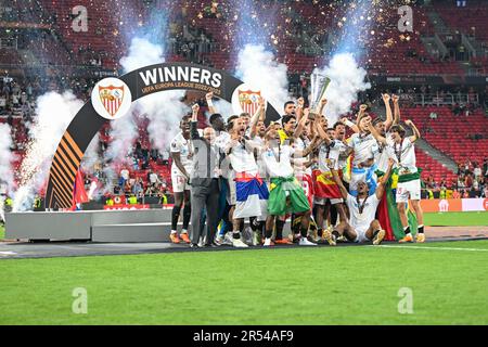 La felicità del Sevilla FC dopo aver vinto la finale di calcio della lega europea tra AS Roma vs Siviglia alla Puskas Arena di Budapest, Ungheria, 31st Foto Stock