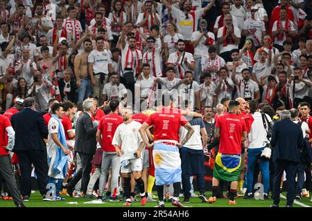 Budapest, Ungheria. 31st maggio, 2023. Felicità del Sevilla FC e dei suoi sostenitori dopo aver vinto la partita di calcio finale della lega europea tra AS Roma vs Siviglia alla Puskas Arena di Budapest, Ungheria, 31st maggio 2023 Credit: Independent Photo Agency/Alamy Live News Foto Stock