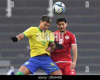 (230601) -- LA PLATA, 1 giugno 2023 (Xinhua) -- Marcos Leonardo (L) del Brasile vies con Yassine Dridi di Tunesia durante la Coppa del mondo FIFA U20 partita del 16 tra il Brasile e Tunesia a la Plata, Argentina, 31 maggio 2023. (TELAM/Handout via Xinhua) Foto Stock