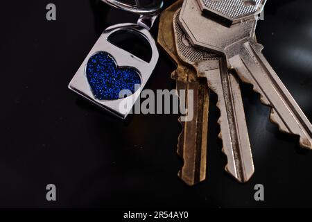 Tasti con portachiavi blu a forma di cuore Foto Stock