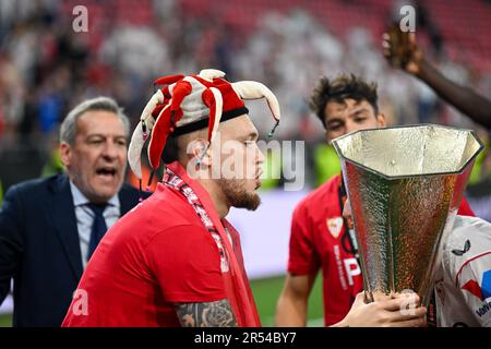 Budapest, Ungheria. 31st maggio, 2023. Felicità del Sevilla FC davanti ai tifosi più convinti dopo la finale di calcio della lega europea tra AS Roma vs Sevilla alla Puskas Arena di Budapest, Ungheria, 31st maggio 2023 vinta dal Sevilla FC Credit: Independent Photo Agency/Alamy Live News Foto Stock