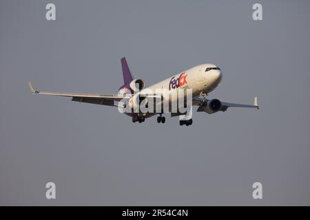 FedEx MD11 approdo alla pista 06L dell'aeroporto Pearson Foto Stock