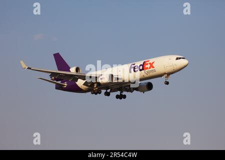 FedEx MD11 approdo alla pista 06L dell'aeroporto Pearson Foto Stock