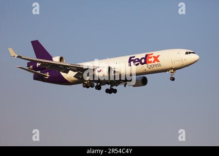 FedEx MD11 approdo alla pista 06L dell'aeroporto Pearson Foto Stock