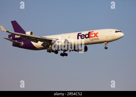 FedEx MD11 approdo alla pista 06L dell'aeroporto Pearson Foto Stock