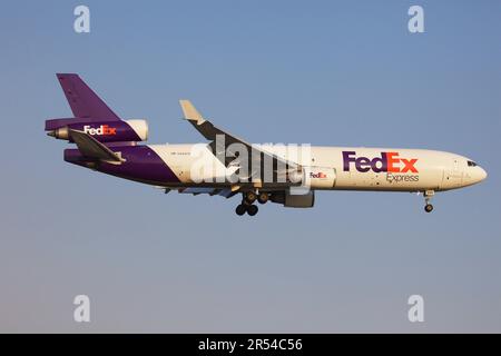 FedEx MD11 approdo alla pista 06L dell'aeroporto Pearson Foto Stock