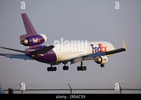 FedEx MD11 approdo alla pista 06L dell'aeroporto Pearson Foto Stock