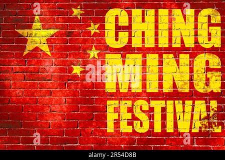 Ching Ming Festival in Cina testo sul vecchio muro di mattoni con la bandiera della cina dipinta, ching ming. Foto Stock