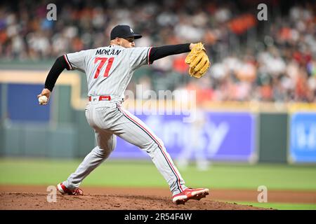 Il lanciatore di sollievo dei Minnesota Twins Jovani Moran (71) lancia un fastball di quattro=cuciture in fondo al settimo inning durante la partita di MLB tra i Minne Foto Stock