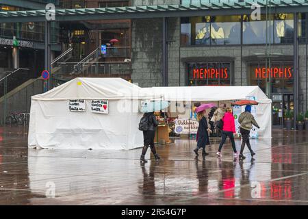 Giornata piovosa in piazza Narinkkatori a Kamppi Helsinki Finlandia Foto Stock