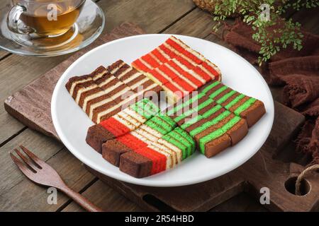 Piatto malese Kek Lapis Sarawak o Sarawak torta stratificata con bellissimi colori vari. Una torta simile in Indonesia è anche conosciuta come Kek Lapis Legit o Foto Stock