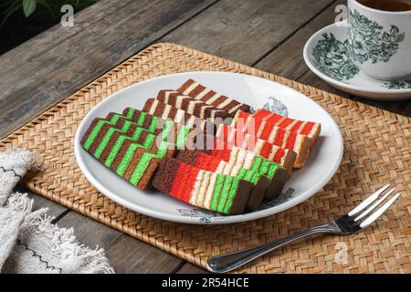 Piatto malese Kek Lapis Sarawak o Sarawak torta stratificata con bellissimi colori vari. Una torta simile in Indonesia è anche conosciuta come Kek Lapis Legit o Foto Stock