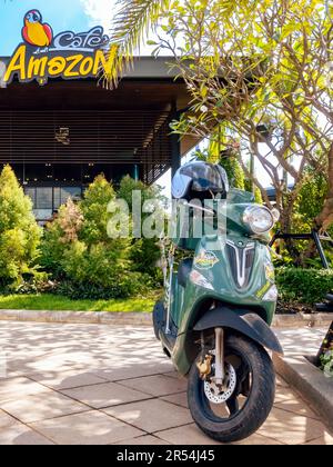 KANCHANABURI-THAILANDIA, 20 ,2020 NOVEMBRE : Green food consegna scooter moto con casco si ferma e attende a casa consegna servizio di fronte Ama Foto Stock